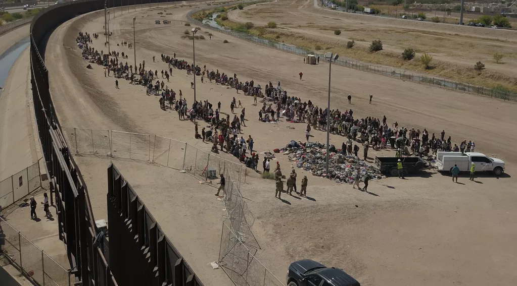 migrants waiting to cross border in El Paso - Title 42